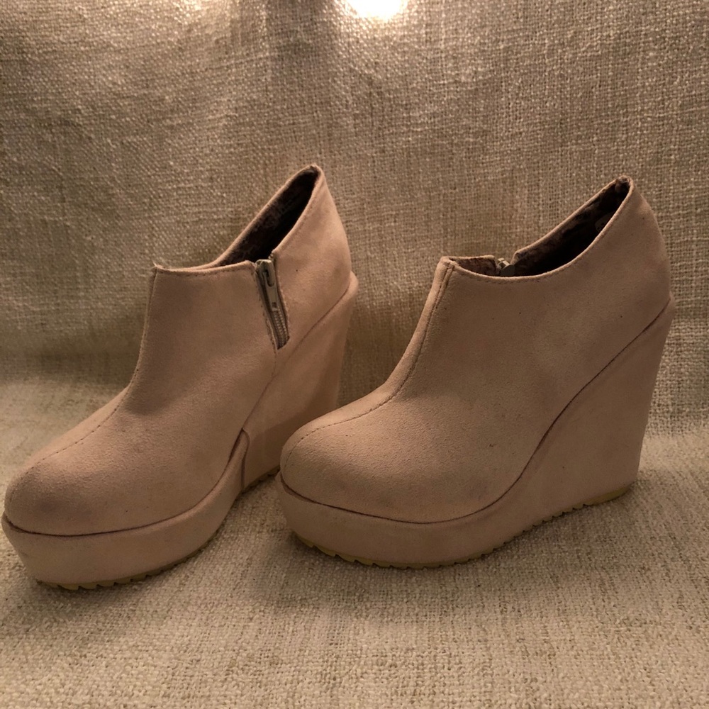 Cream, Platform, Suede, ankle wedge bootie; size 7